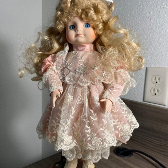 Vintage 1980 GEPPEDO PORCELAIN DOLL 12’ - Picture 6 of 16